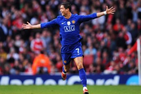 开云体育足球-核心中场精准调度全场多次发动快攻展示极高比赛阅读能力，核心中单