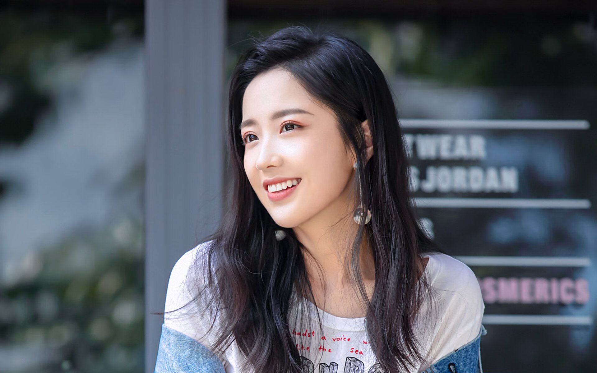 快速逼抢制造空档引爆进攻端