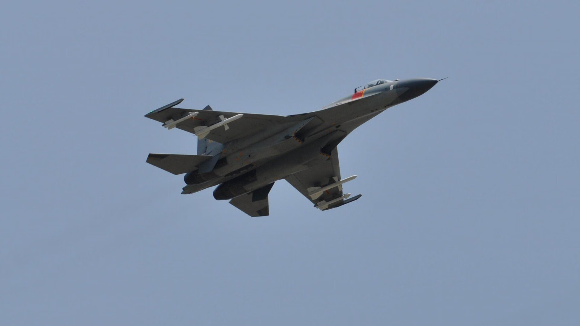 “马丁·高尔西以强大体能和智慧震撼橄榄球场”